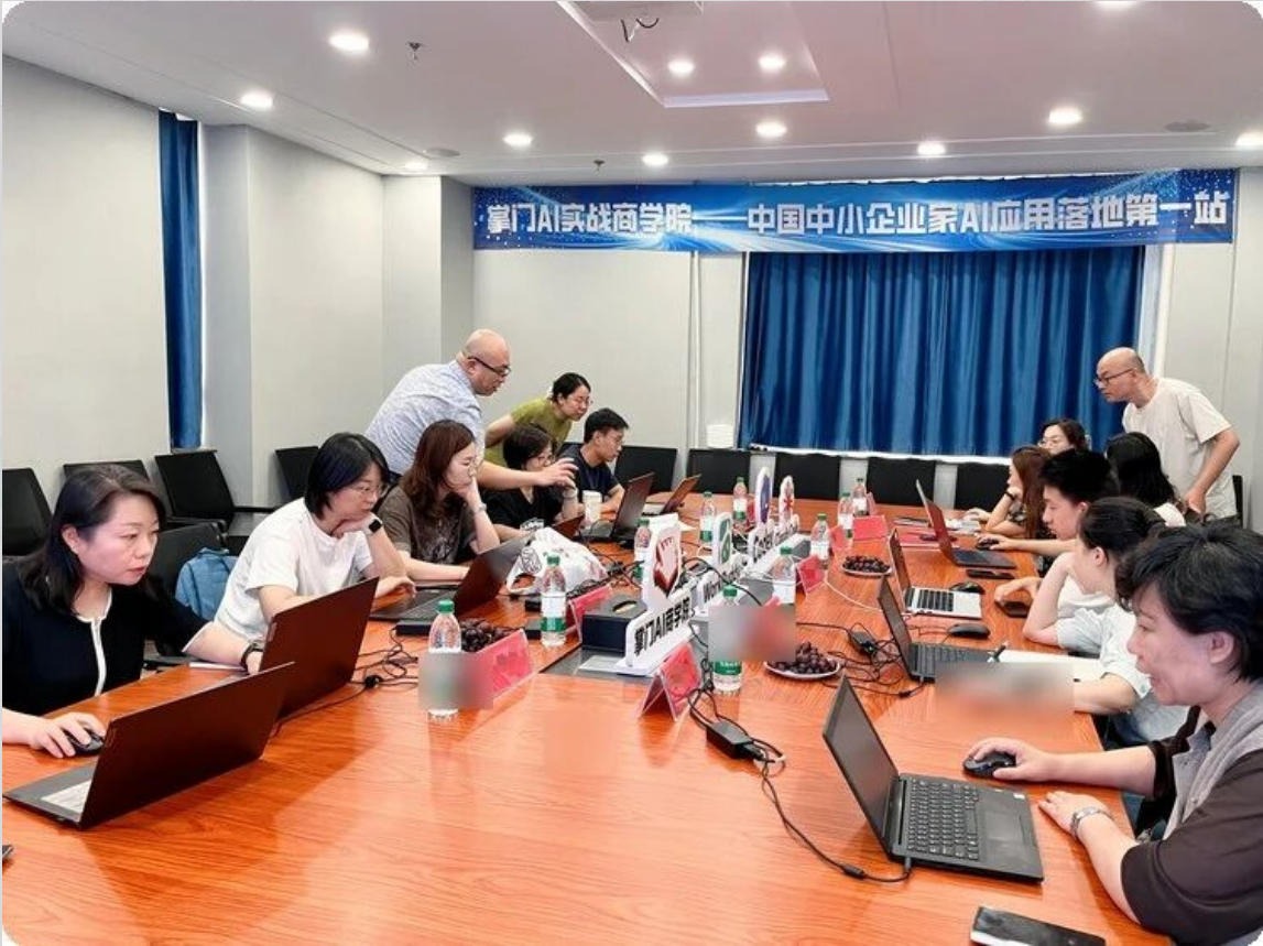 学员在现场用笔记本电脑搭建智能体工作流