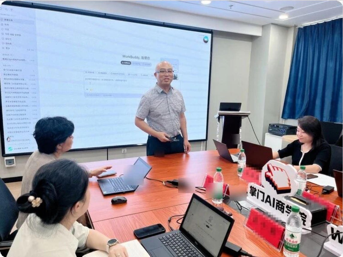讲师在屏幕前演示 WorkBuddy 的任务配置