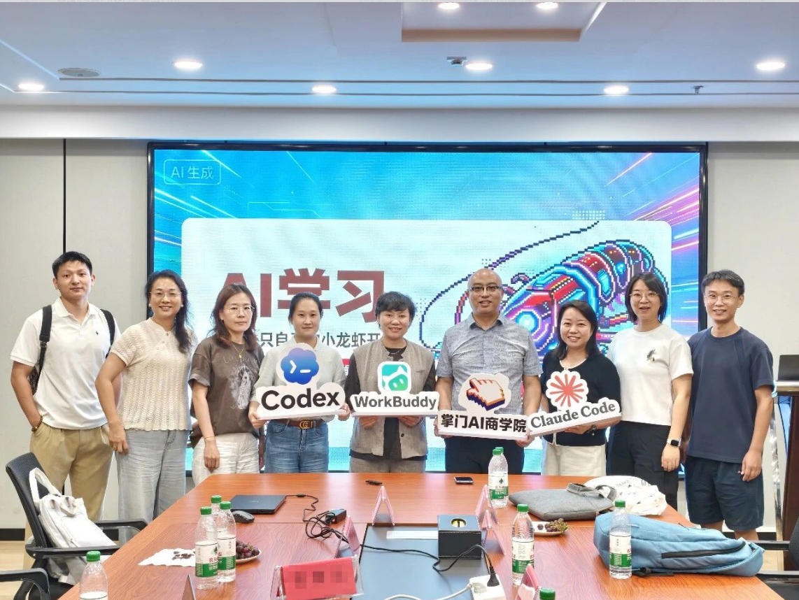 双专场课程现场,学员与讲师在教室合影