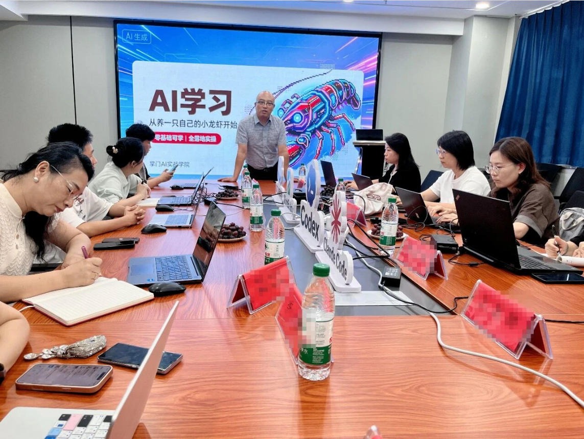 外贸专场课堂,学员在大屏前记录平台规则与链路要点