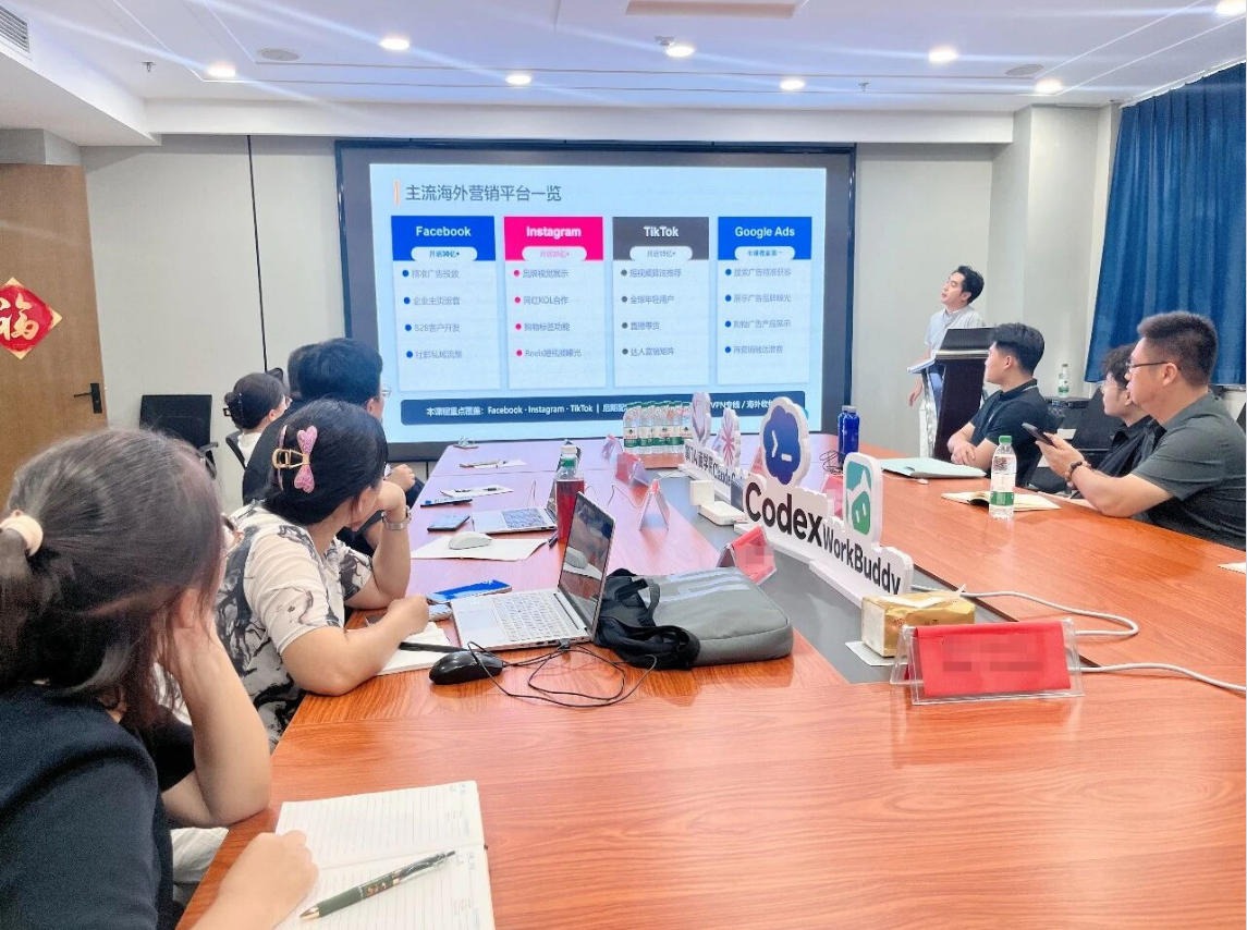 学员在课堂上用笔记本电脑同步实操