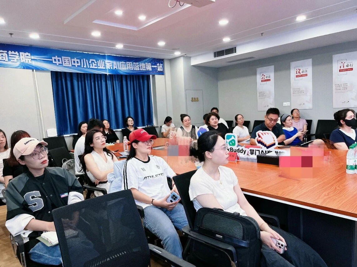 GEO 获客线下课现场，学员在教室内听课
