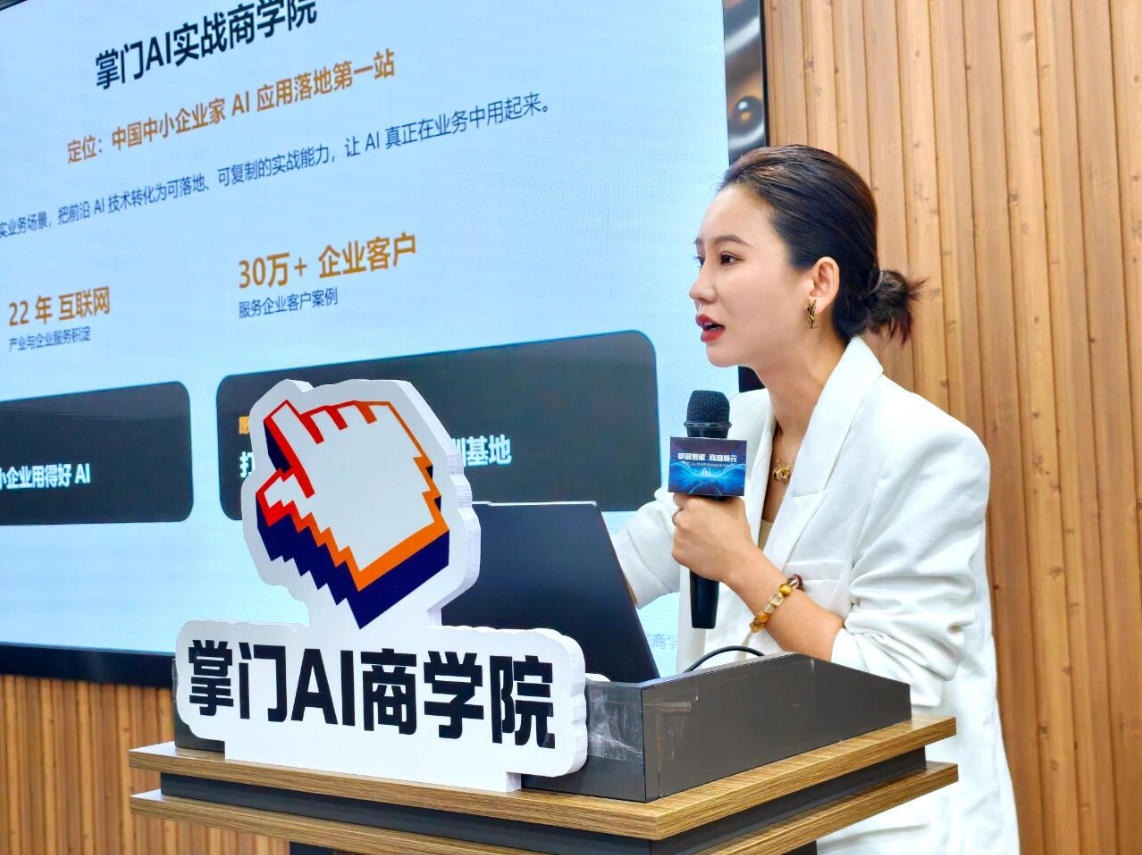 七月线下实战课现场,讲师在台前分享