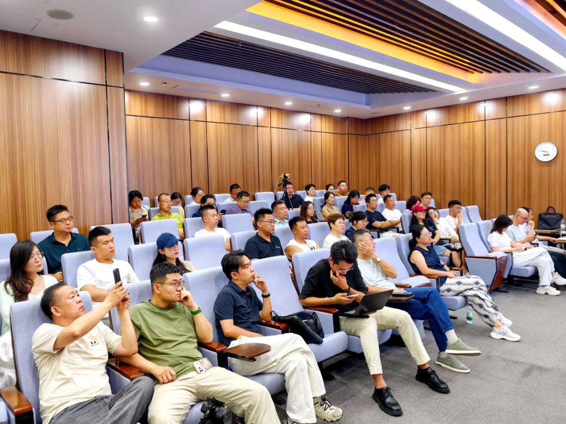 七月实战课现场,学员在台下听讲并记录