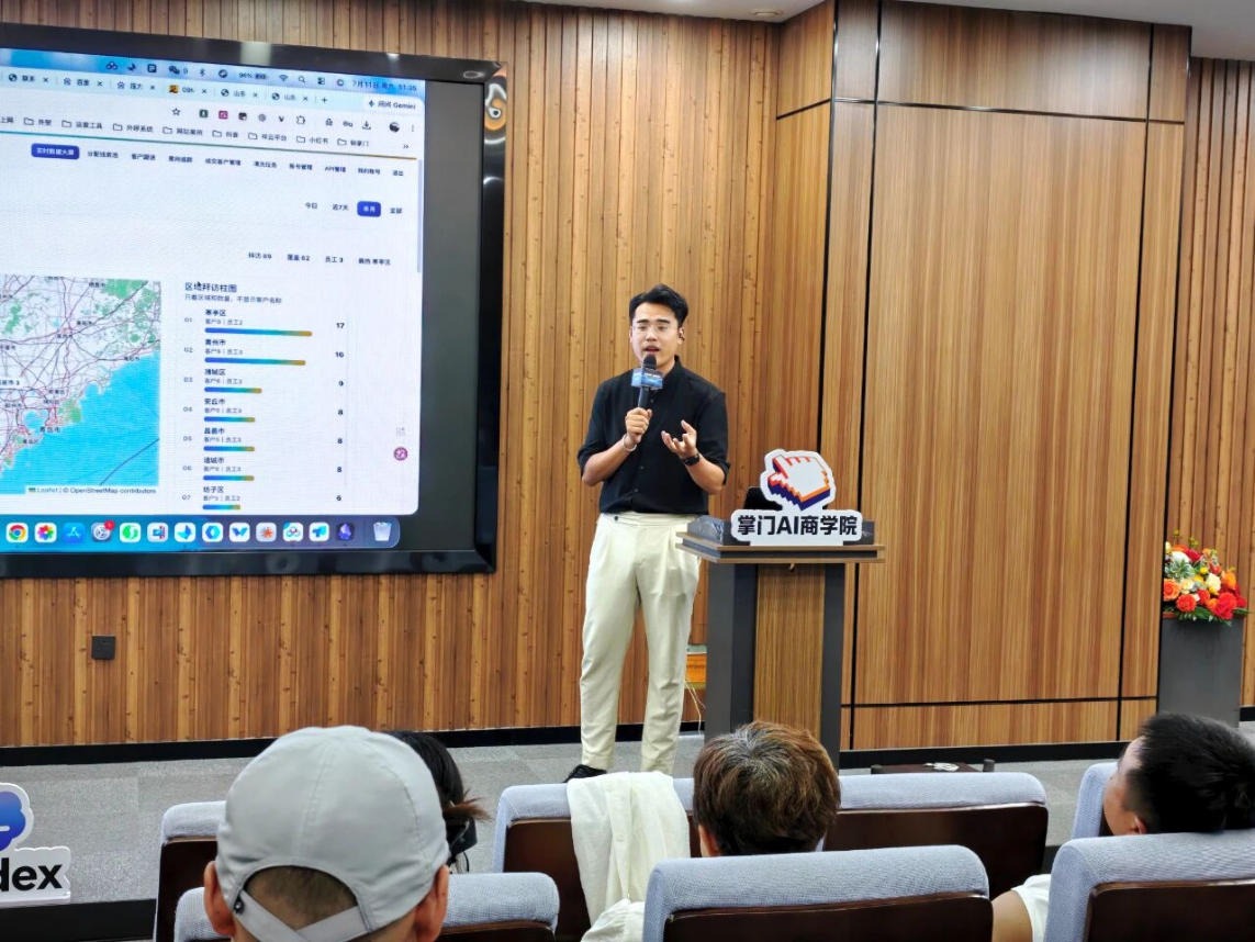 讲师结合市场地图讲解外贸客户分布
